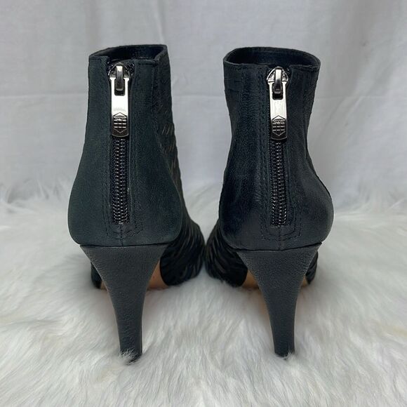 Vince Camuto Krandi Laser Cut Leather Heeled Booties Sz 5.5 - Picture 4 of 7
